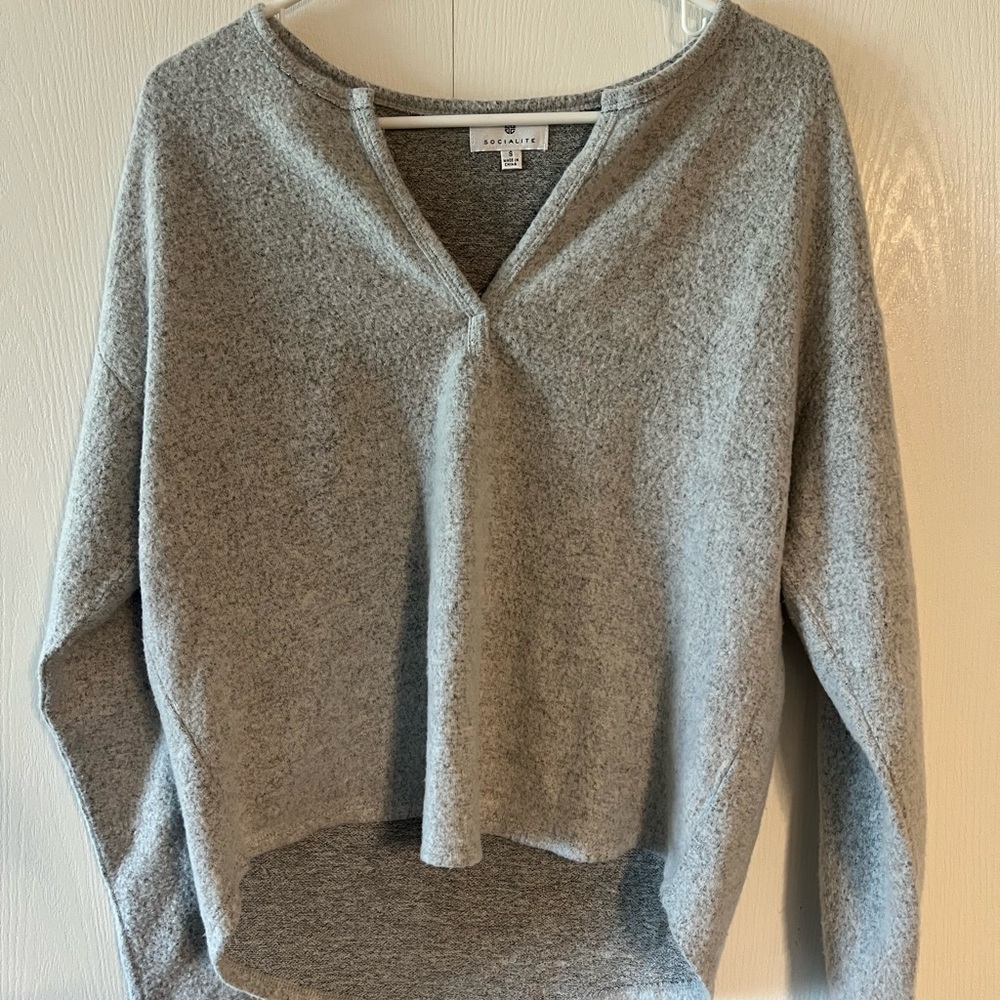 Socialite Light Heather Gray V-Neck Pullover Sweater/Shirt
